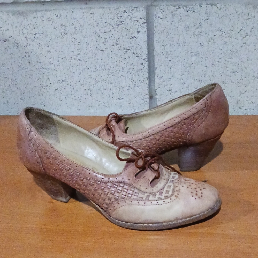 Vintage Town And Country Tan Heeled Shoes Womens Size 9B (B6)